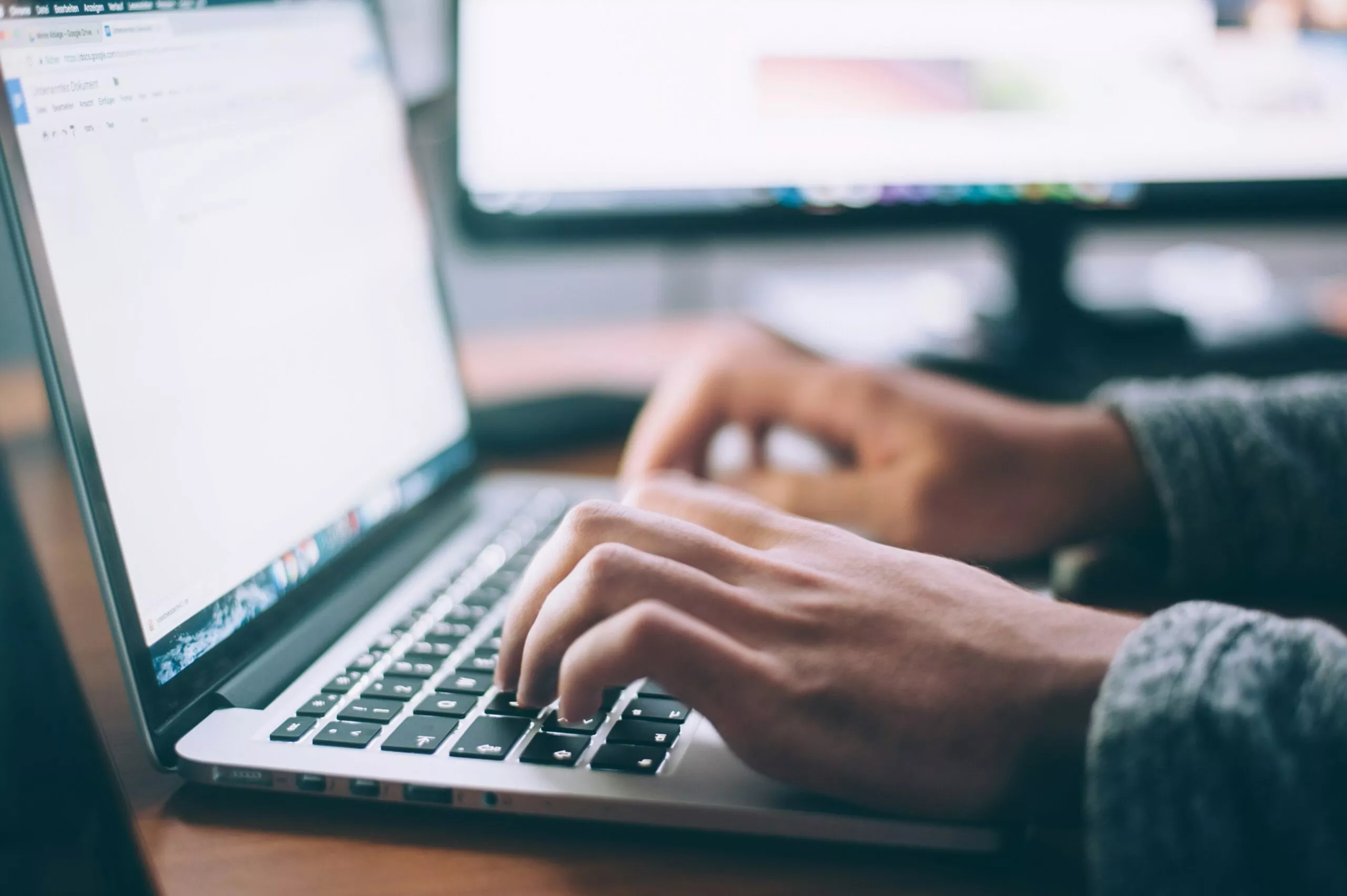 1727887678682×607789308219856000-feature how to get a job in journalism