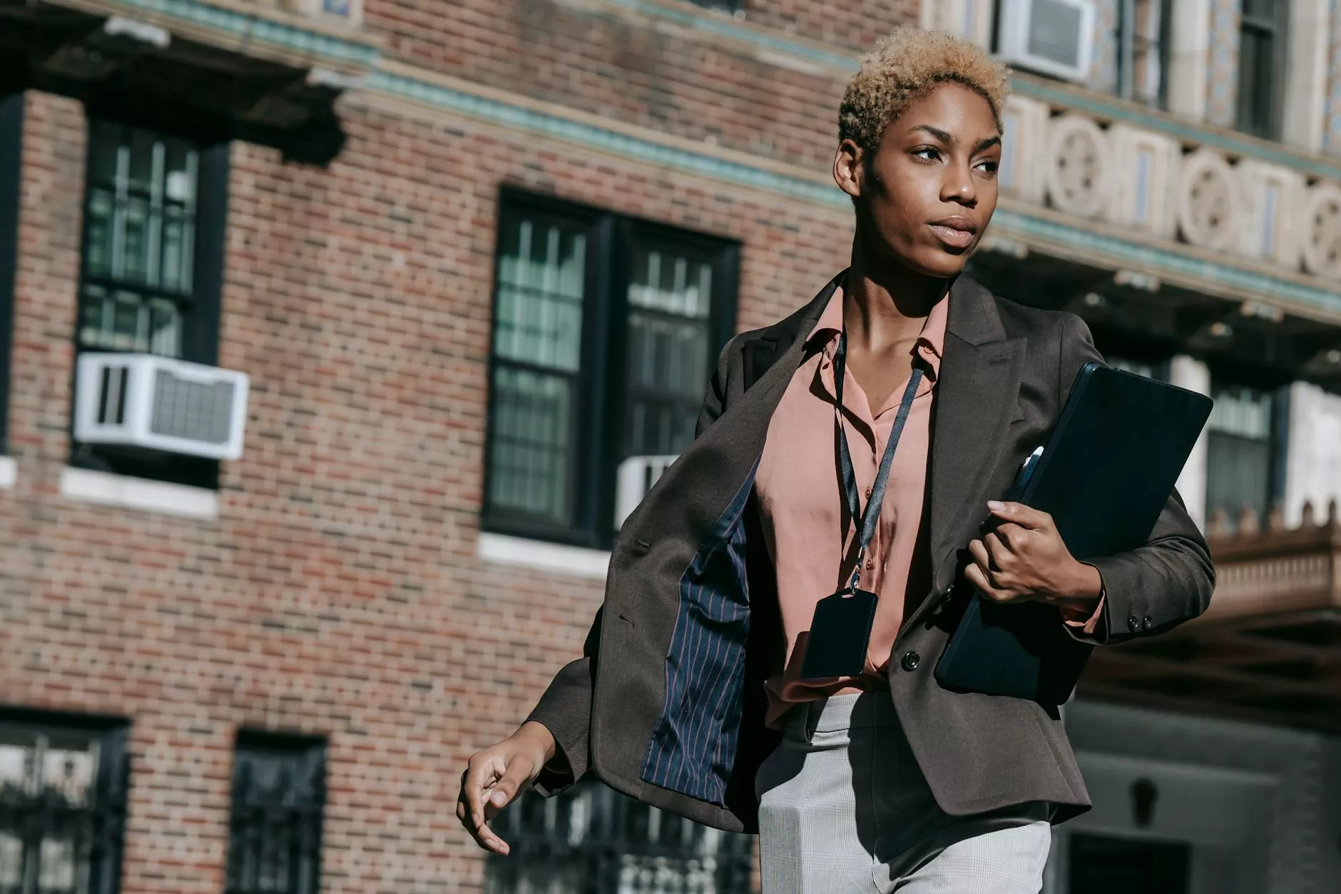 1728049234664×126856270703200600-feature how to get a job in vogue